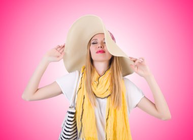 Genç çekici kadın yaz tatiline hazır.