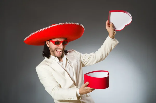 Persona che indossa cappello sombrero in concetto divertente — Foto Stock