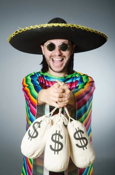 Hombre mexicano con sacos de dinero —  Fotos de Stock