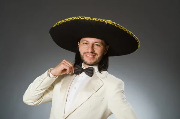 Πρόσωπο που φοράει καπέλο σομπρέρο σε αστεία έννοια — Φωτογραφία Αρχείου