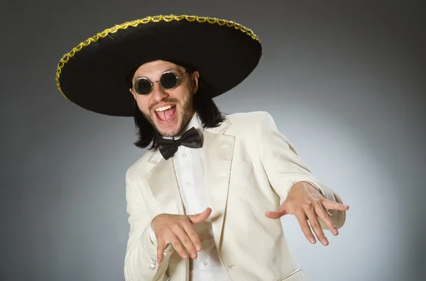 Persona que usa sombrero sombrero en concepto divertido — Foto de Stock