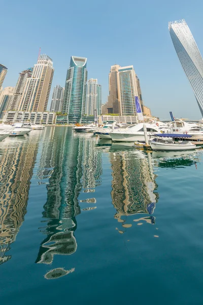 Dubai - 9 de agosto de 2014: Distrito de Dubai Marina el 9 de agosto en Emiratos Árabes Unidos. Dubai está desarrollando rápidamente la ciudad en Oriente Medio —  Fotos de Stock