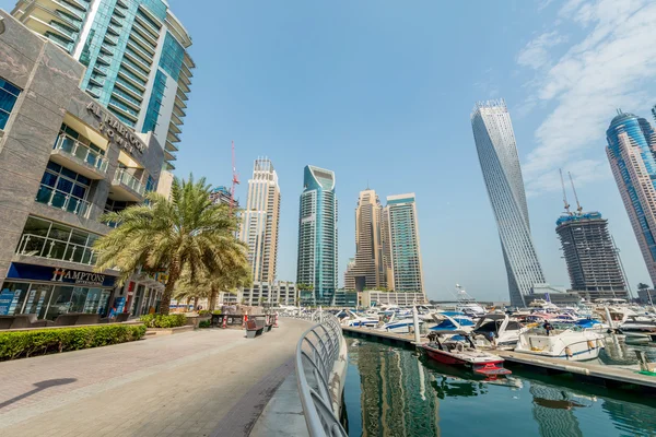 Dubai - 9 de agosto de 2014: Distrito de Dubai Marina el 9 de agosto en Emiratos Árabes Unidos. Dubai está desarrollando rápidamente la ciudad en Oriente Medio —  Fotos de Stock