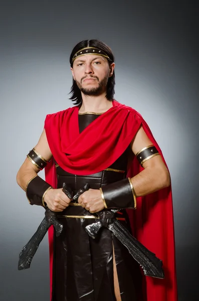 Guerreiro romano com espada contra fundo — Fotografia de Stock