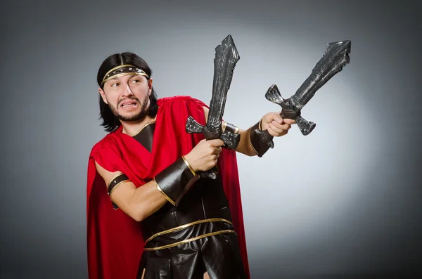 Římský bojovník s mečem proti pozadí — Stock fotografie