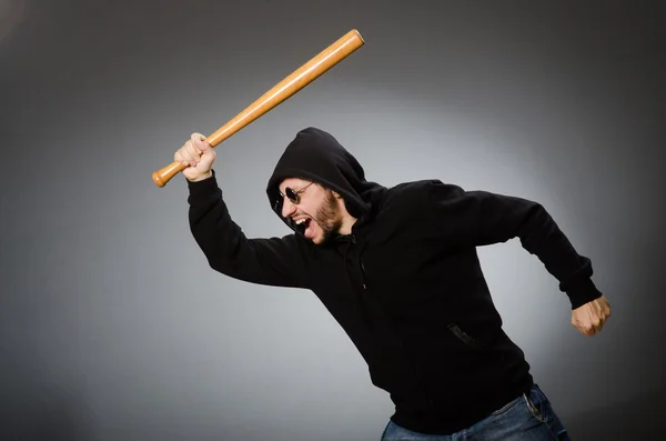 Hombre agresivo con bate basebal — Foto de Stock