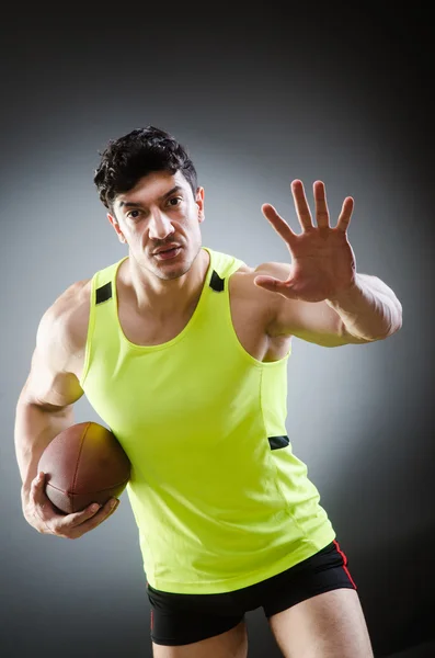 Homme musclé avec football américain — Photo