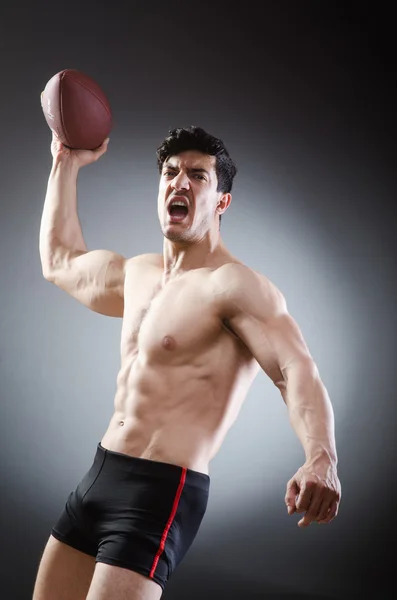 Hombre musculoso con fútbol americano — Foto de Stock