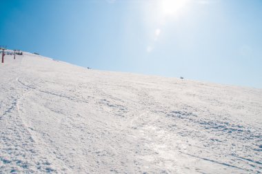 Kış dağları aydınlık kış gününde