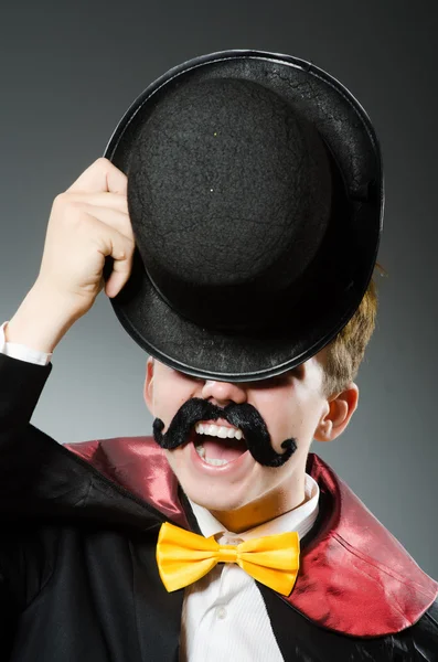Legrační kouzelník muž v klobouku — Stock fotografie