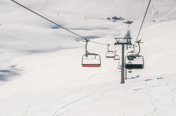 明るい冬の日の間にスキーリフト — ストック写真