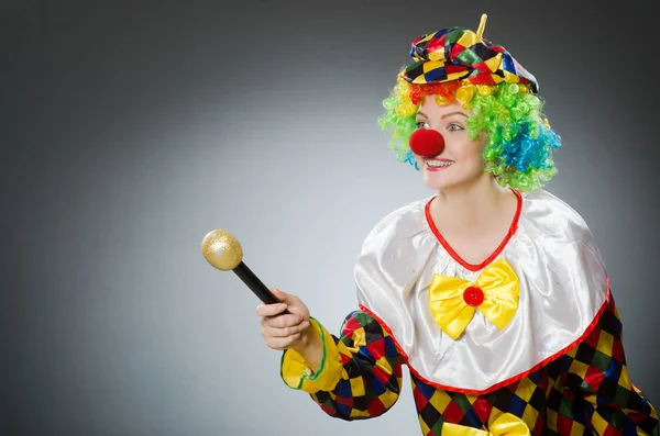 Clown med mikrofon i roligt koncept — Stockfoto