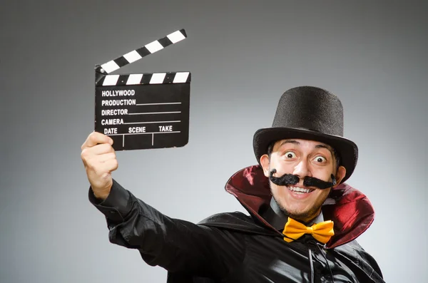 Hombre divertido con el tablero de la película — Foto de Stock