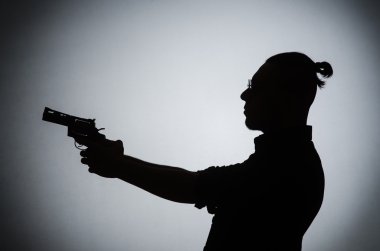 Silahlı adamın gölgesi.