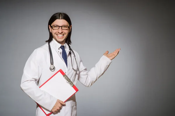 Médico masculino con diario contra gris —  Fotos de Stock