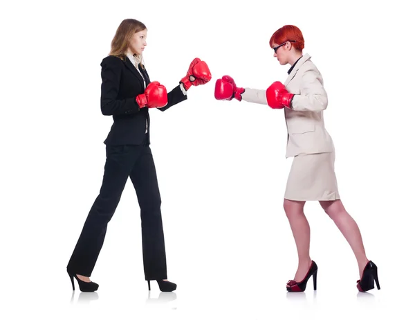 Zwei Geschäftsfrauen boxen isoliert auf Weiß — Stockfoto