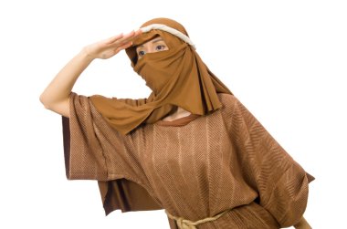 Beyaz üzerine ortaçağ Arap kıyafeti giymiş bir kadın.