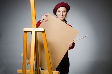 Stüdyoda çalışan komik bir sanatçı.