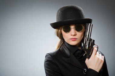 Griye karşı silahı olan kadın casus.