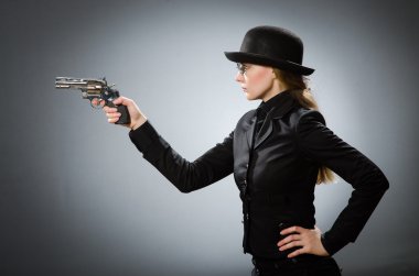 Griye karşı silahı olan kadın casus.