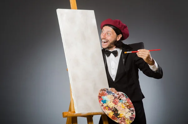 Artista divertente che lavora in studio — Foto Stock