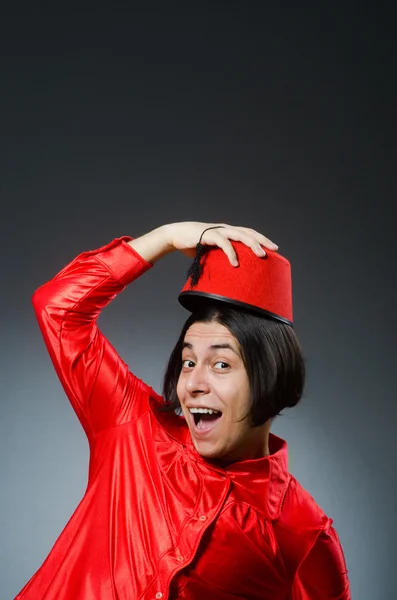 Homme portant un chapeau rouge fez — Photo