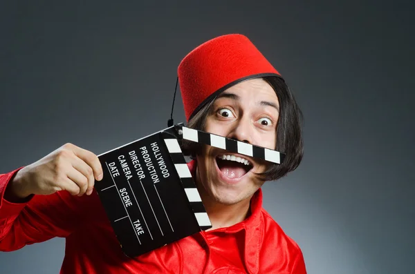 Homme portant un chapeau rouge fez — Photo