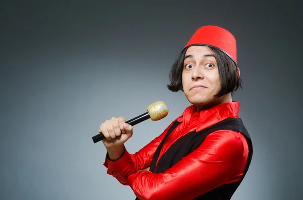 Homem usando chapéu vermelho fez — Fotografia de Stock