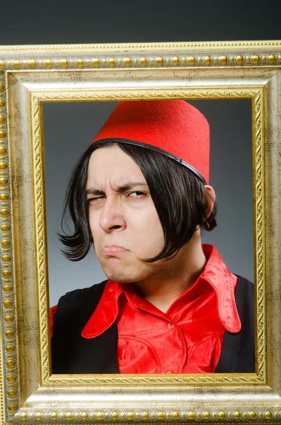 Homme portant un chapeau rouge fez — Photo