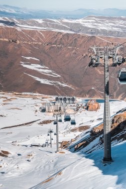 Aydınlık kış gününde kayak kaldırır