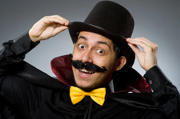 Hombre mago divertido usando tophat — Foto de Stock