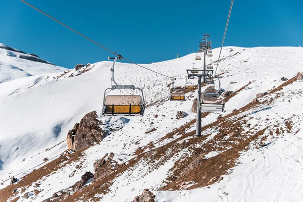 Impianti di risalita durata luminosa giornata invernale — Foto Stock