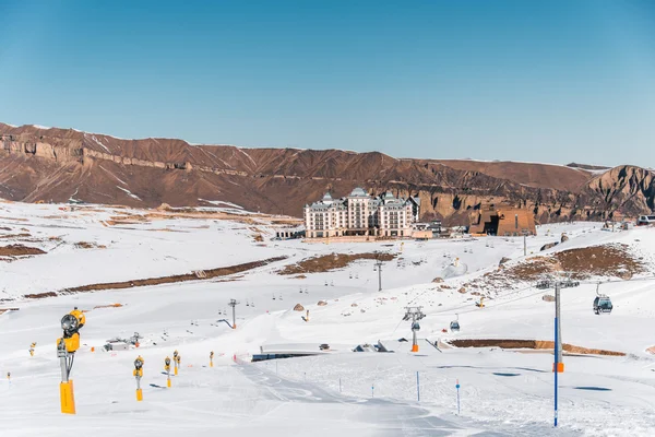 Shahdag - 8 FEBBRAIO 2015: Hotel turistici l '8 febbraio in Azerbaigian, Shahdag. Shahdag è diventata una popolare destinazione turistica per lo sci in Azerbaigian. — Foto Stock