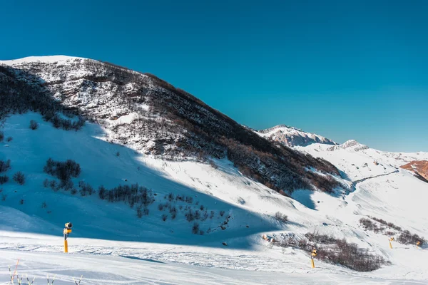 Montagne invernali nella regione di Gusar in Azerbaigian — Foto Stock