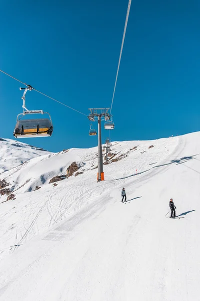 Impianti di risalita durata luminosa giornata invernale — Foto Stock