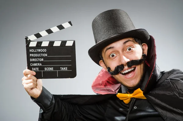 Vtipný muž s filmovou clapboard — Stock fotografie