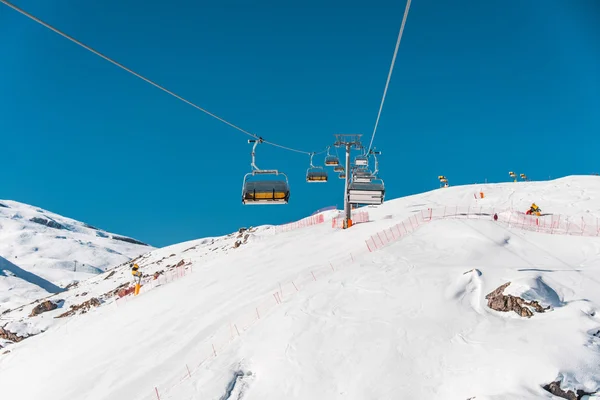 Ski levanta durações dia de inverno brilhante — Fotografia de Stock