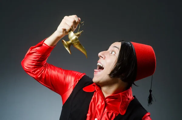 Homme portant un chapeau rouge fez — Photo