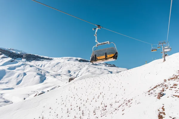 Ski levanta durações dia de inverno brilhante — Fotografia de Stock