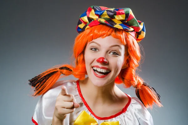 Клоун у смішному концепті на темному тлі — стокове фото