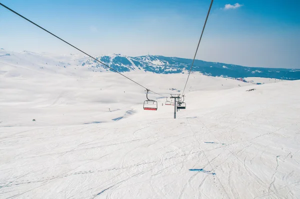 Skiliften tijdens heldere winterdag — Stockfoto