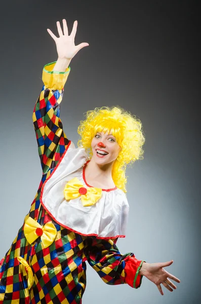 Clown in divertente concetto su sfondo scuro — Foto Stock