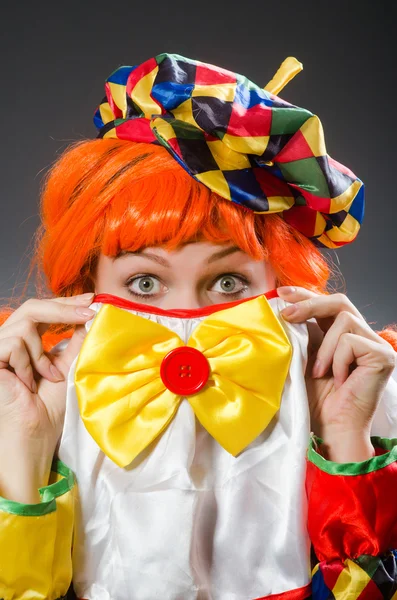 Clown i roligt koncept på mörk bakgrund — Stockfoto