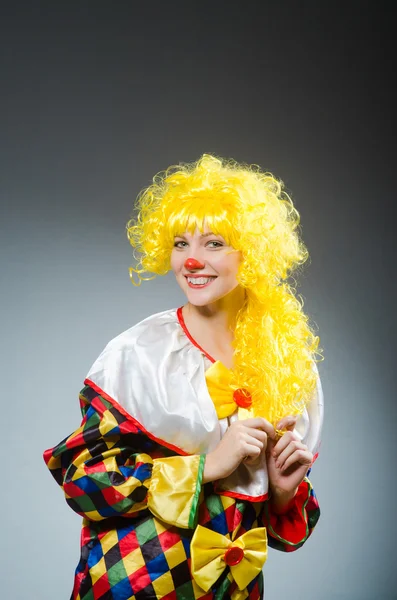 Clown i roligt koncept på mörk bakgrund — Stockfoto