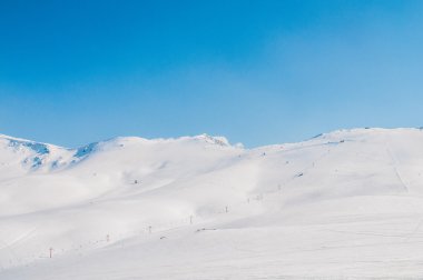 Kış dağları aydınlık kış gününde