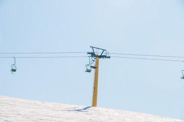 Aydınlık kış gününde kayak kaldırır