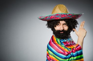 Şapka takan kişi komik bir konsept.