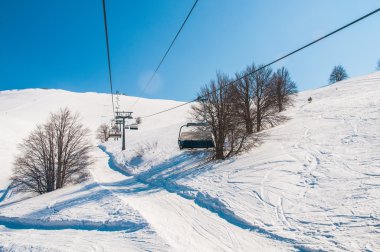 Aydınlık kış gününde kayak kaldırır