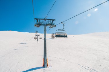 Aydınlık kış gününde kayak kaldırır