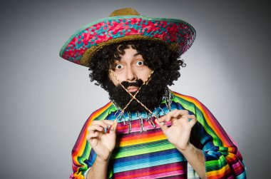 Şapka takan kişi komik bir konsept.